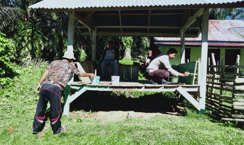 Bhabinkamtibmas Polsek Pino Bersama Warga Binaannya Melakukan Renovasi Pos Kamling 