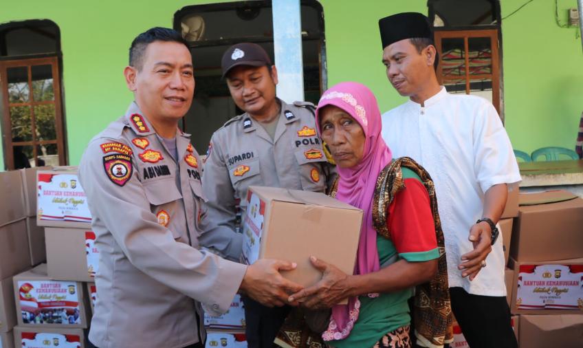 Polda Bengkulu Bagikan Ratusan Paket Sembako