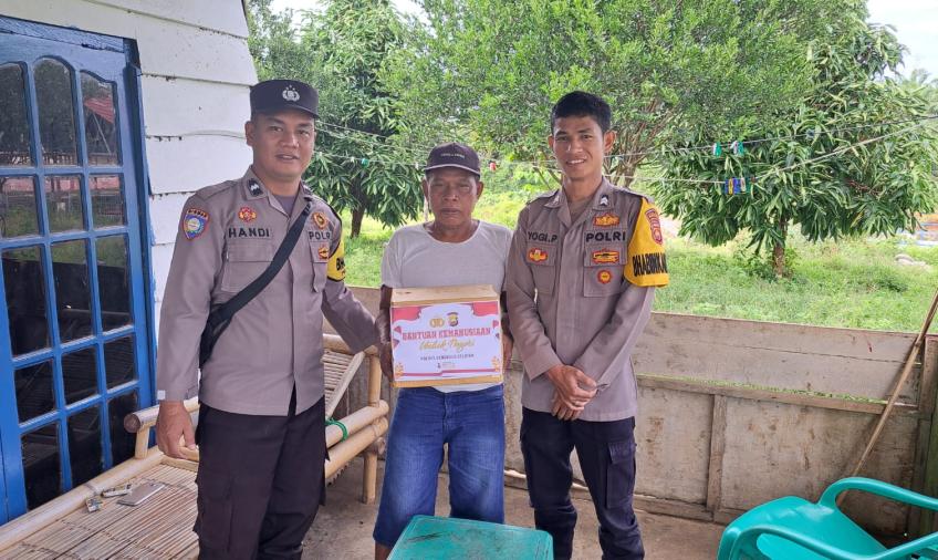 Ramadan Berbagi Polsek Manna Berikan 25 Paket Sembako Kepada Warga Kurang Mampu 