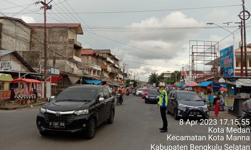 Sat Lantas Polres Bengkulu Selatan Pamtur Lalin Pastikan Pasar Kaget Tidak Menggangu Kelancaran Lalu Lintas
