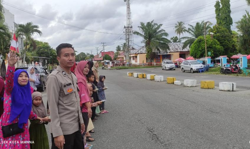 Bhabinkamtibmas Polsek Manna Bersama Murid TK Aisyah Berbagi Takjil Kepada Para Pengguna Jalan 