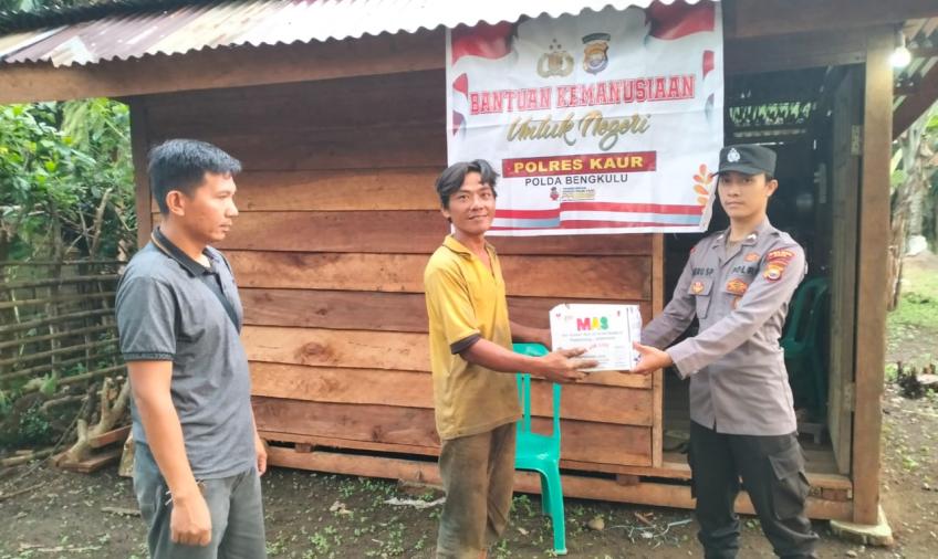 Petani Kurang Mampu Terima Bansos dari Polsek Padang Guci Hulu