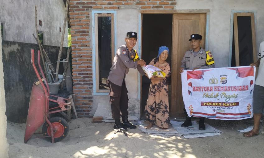 Lansia 60 Tahun Terima Bansos dari Polsek Kaur Selatan