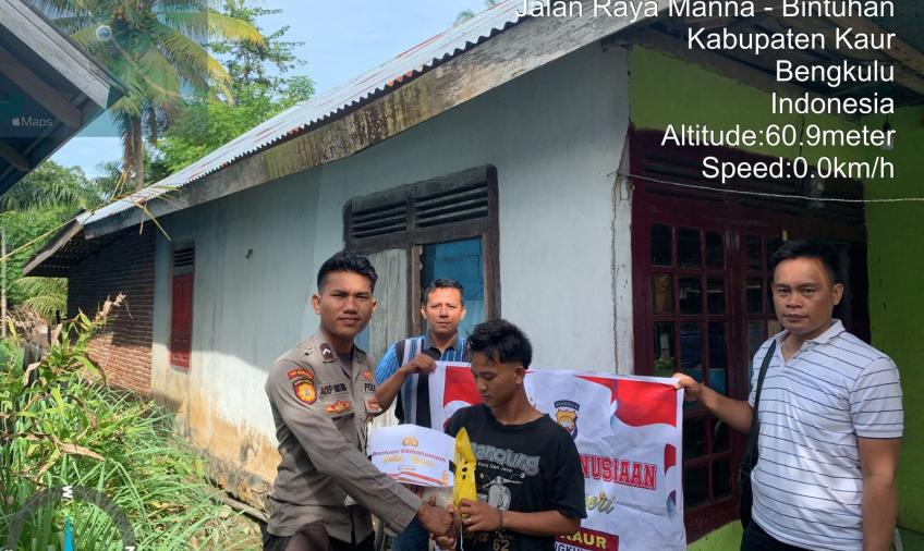 Pekebun ini Terima Bansos dari Polsek Tanjung Kemuning