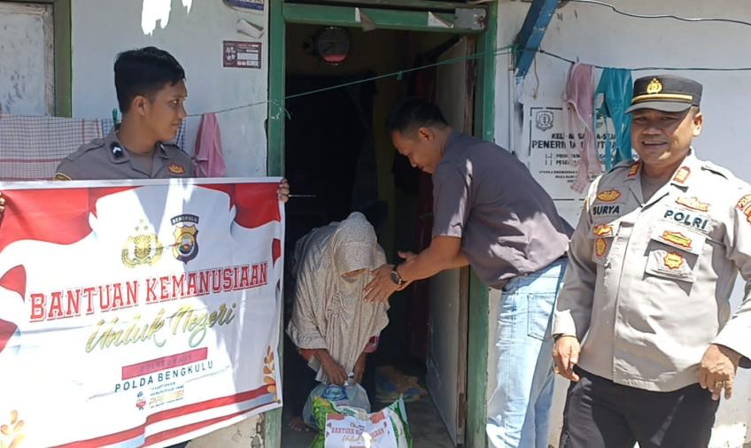 Dua Warga Kaur Selatan Terima Bansos dari Polres Kaur