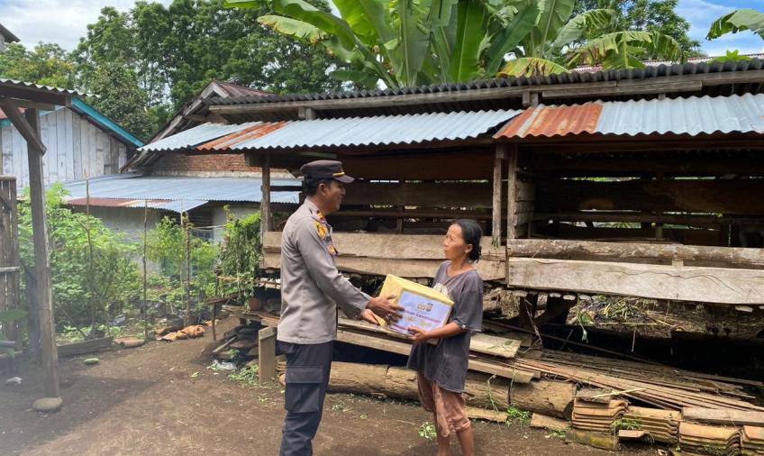 Lagi, Polsek Kerkap Salurkan Bantuan Kemanusiaan Untuk Negeri kepada Warga yang Kurang Mampu