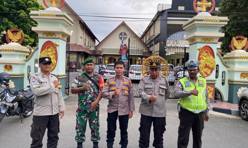 Kapolsek Teluk Segara Bersama Personel, Berikan Pengamanan Ibadah Perayaan Paskah di Gereja Katolik ST Yohanes