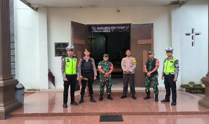 Polisi Jaga Perayaan Hari Paskah Isa Al Masih di Gereja ST Matius Lebong