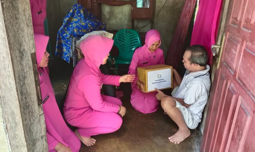 Bantu Ringankan Beban Masyarakat, Kapolsek Seginim dan Bhayangkari Berikan Bantuan