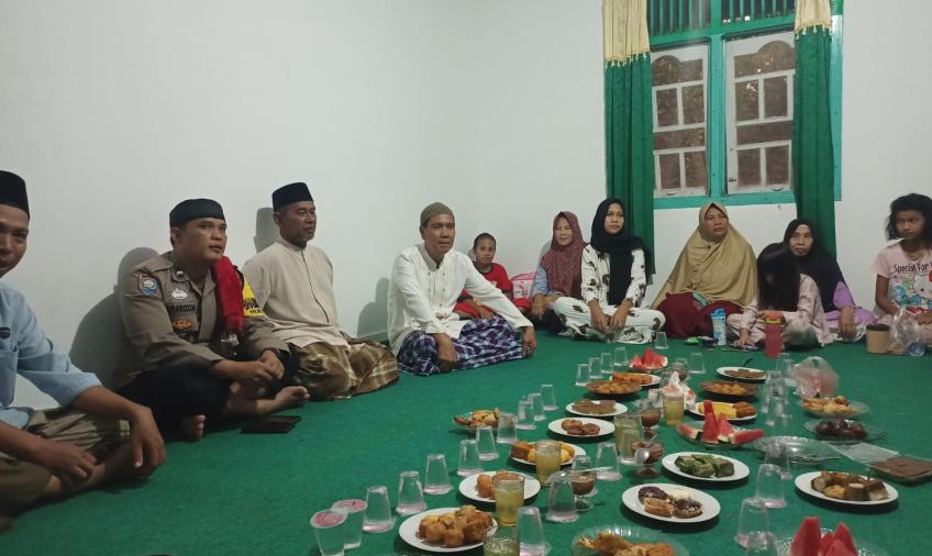 Bhabinkamtibmas Polsek Manna Buka Puasa Bersama Warga 