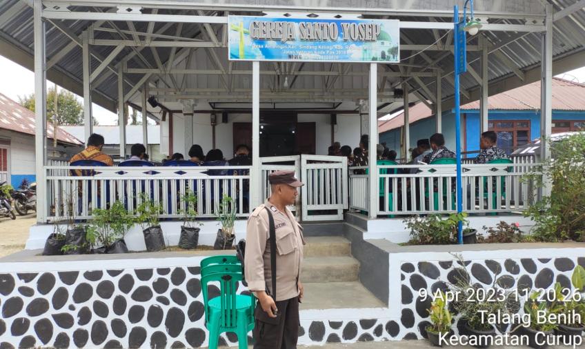 Berikan Rasa Aman dan Nyaman, Polsek Sindang Kelingi Lakukan Pengamanan di Gereja Santo Yosep 