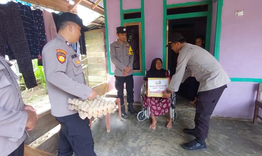 Polsek Air Besi Bagikan 25 Paket Sembako Untuk Masyarakat Kurang Mampu