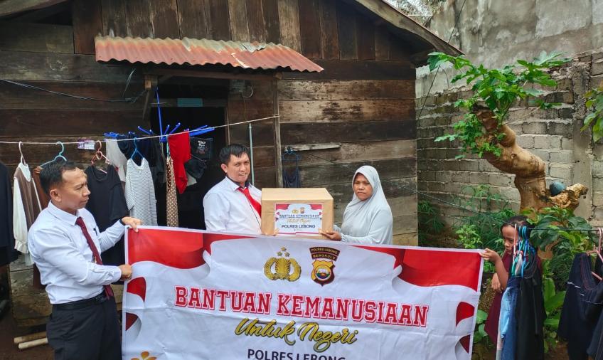 Satreskrim Polres Lebong Salurkan Bansos ke Warga Kurang Mampu dan Lansia
