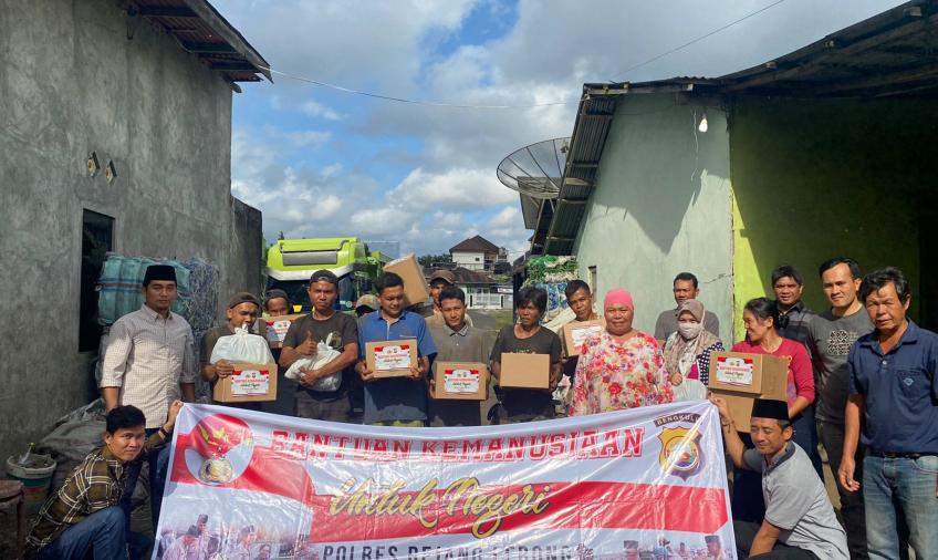 Tiga Kelurahan di Rejang Lebong Terima Bansos Dari Polres Rejang Lebong