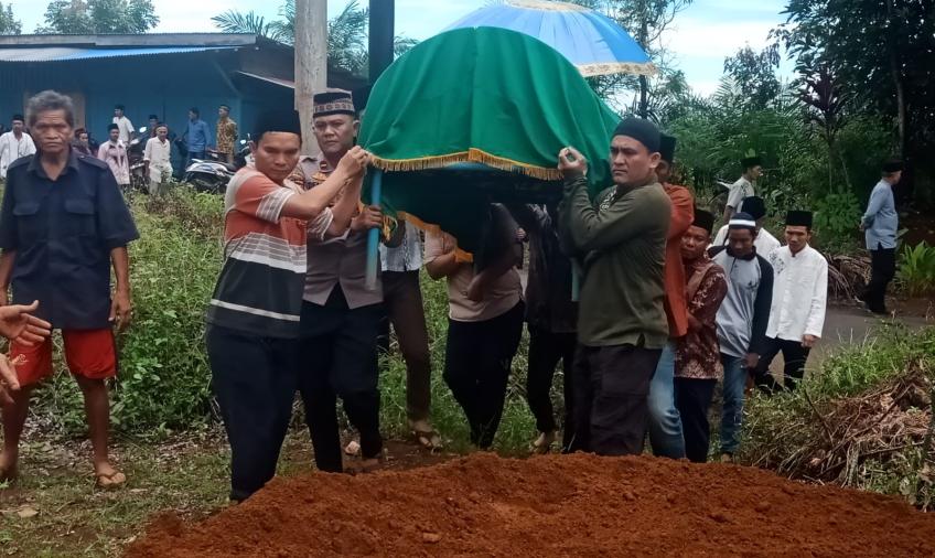 Kapolsek Batik Nau Ikut Melayat Orang Tua Anggotanya Yang Meninggal