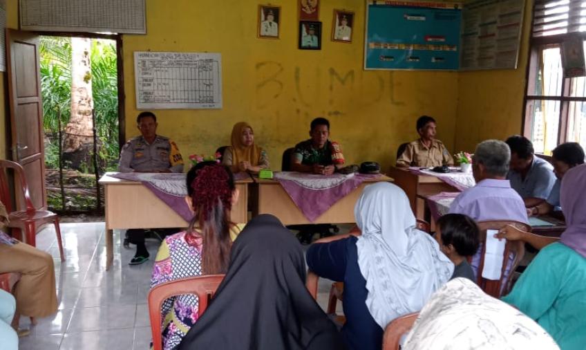 Polsek Batik Nau Monitoring dan Pengamanan Penyaluran BLT di Desa Taba Kelintang