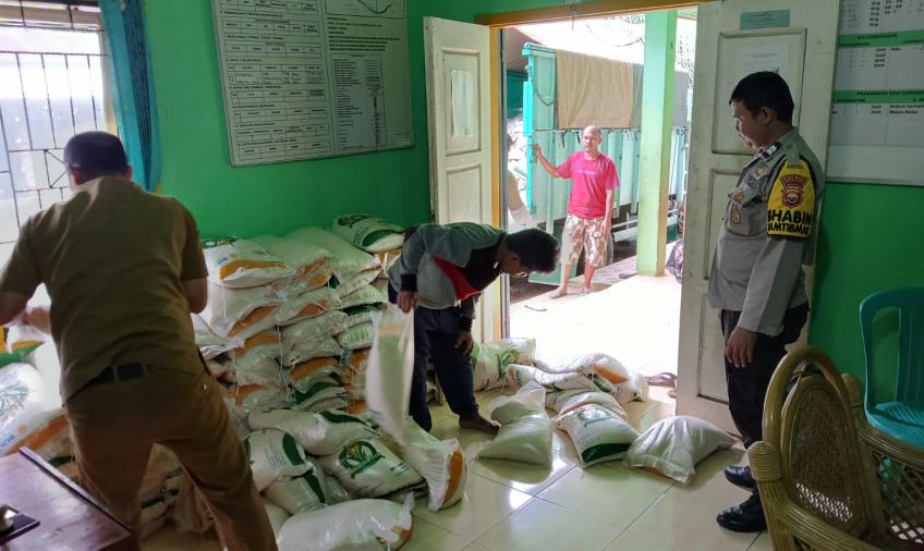 Bhabinkamtibmas Polres BU Monitoring Kegiatan Penyaluran Bantuan Pangan Non Tunai (BPNT)