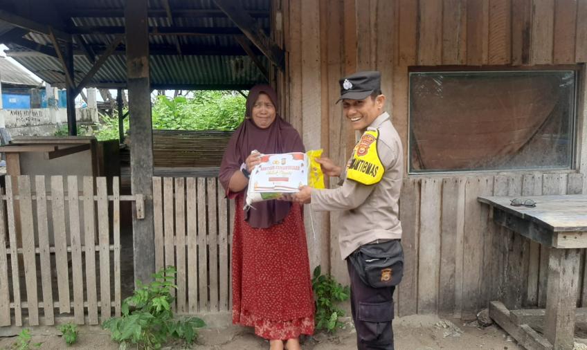 IRT ini Terima Bansos dari Polsek Kaur Selatan