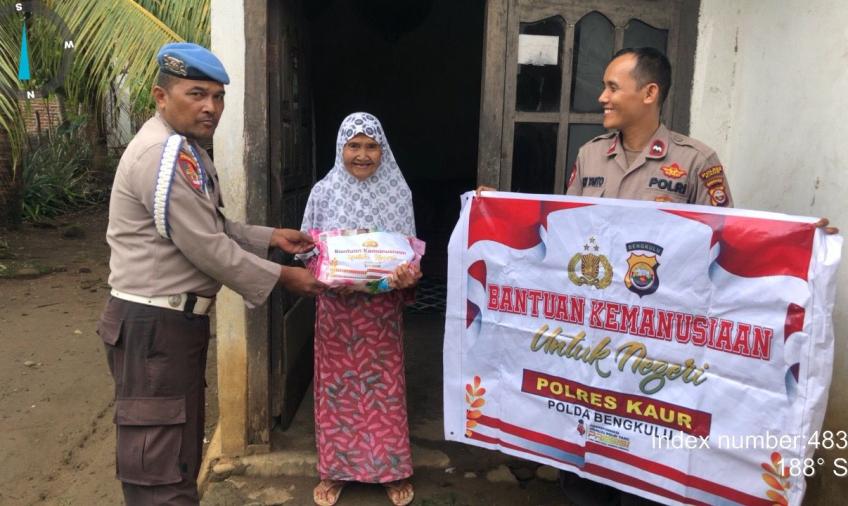 Lansia 89 Tahun Terima Bansos dari Polsek Tanjung Kemuning