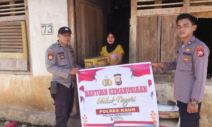 Ibu Fitriani Dapat Berkah Ramadan dari Polsek Padang Guci Hulu