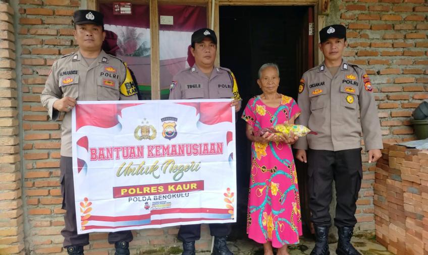 Hidup Sebatang Kara, Ibu Ramlah Terima Bansos dari Poslek Kaur Tengah