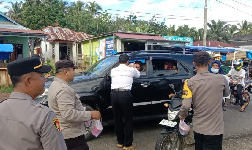 Polsek Sukaraja Berbagi Takjil Kepada Pengendara Depan Mapolsek