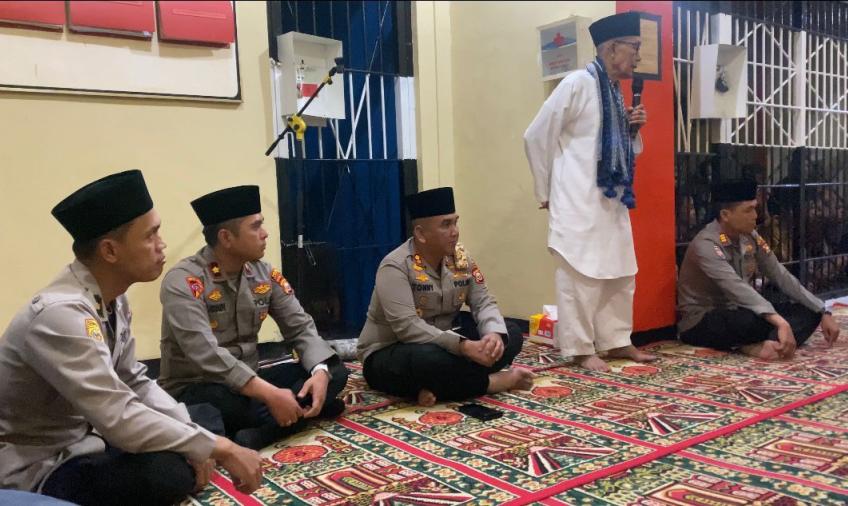 Kapolres Rejang Lebong Temani Buka Puasa Para Tahanan dan Berikan Nasihat 