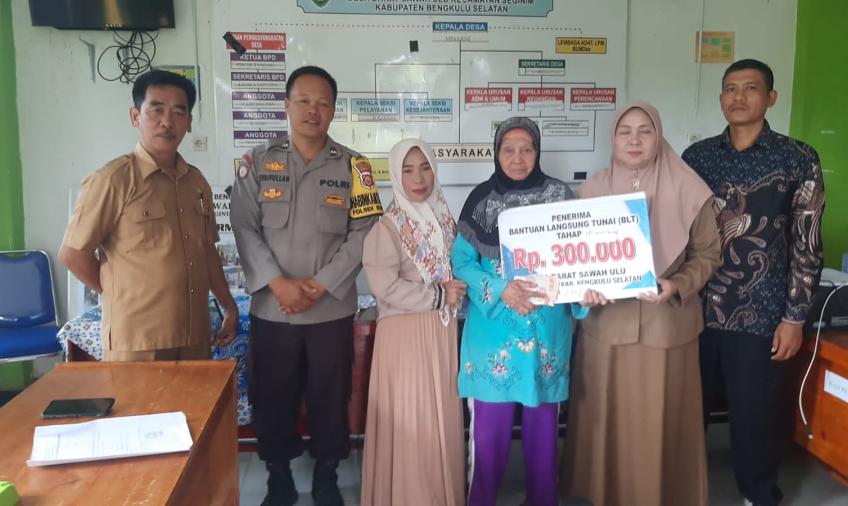 Bhabinkamtibmas Kawal Penerimaan  BLT-DD Desa Darat Sawah Ulu Kecamatan Seginim