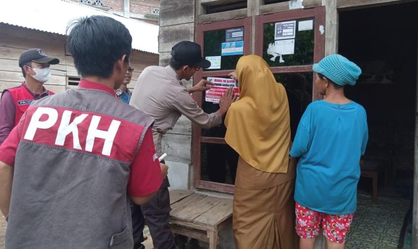 Polsek Kerkap Dampingi Pemerintah Melakukan Pemasangan Stiker Penerima Program Bansos Agar Tepat Sasaran