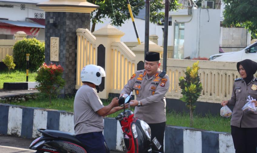 Polres Bengkulu Selatan Salurkan Bantuan Sosial dan Pembagian Takjil  