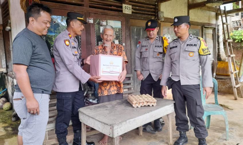 Empat Desa di Kecamatan Air Padang Terima Bantuan Sosial Dari Polsek Lais 