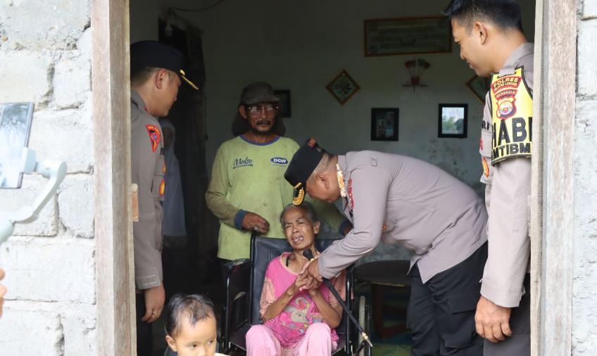 Bakti Sosial, Kapolres Rejang Lebong Kembali Salurkan Bantuan Sembako Kepada Warga Kurang Mampu 