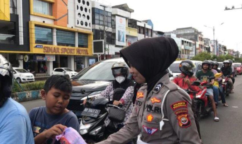 Polresta Bengkulu Berbagi 300 Takjil di Simpang 5 Ratu Samban