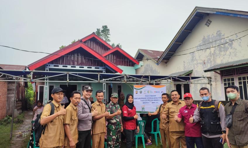 Personel Polsek Taba Penanjung Kawal Pendistribusian Bantuan Pangan Cadangan Beras Pemerintah