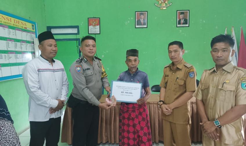 Babinkamtibmas Polsek Batik Nau Monitoring Pembagian BLT