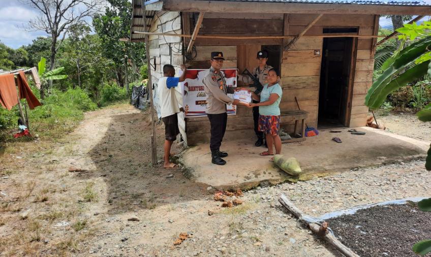 Penyaluran Bansos Polsek Muara Sahung Berlanjut, Kali ini Ibu Ratih Penerimanya