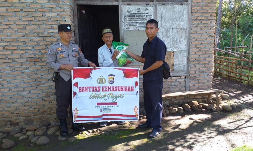 Warga Sakit Menahun dan Lansia Kurang Mampu Terima Bansos dari Polres Kaur