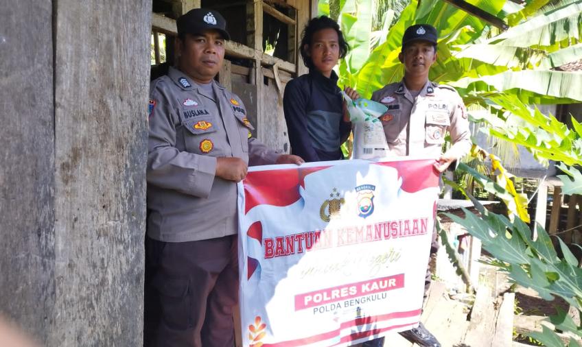 Polsek Maje Berikan Bansos Kepada Warga Desa Tanjung Baru
