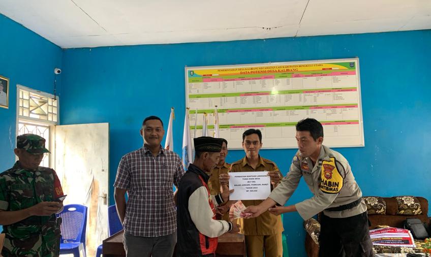 Monitoring Pengelolaan Dana Desa, Bhabinkamtibmas Polsek Lais Hadiri Acara Penyaluran BLT DD.