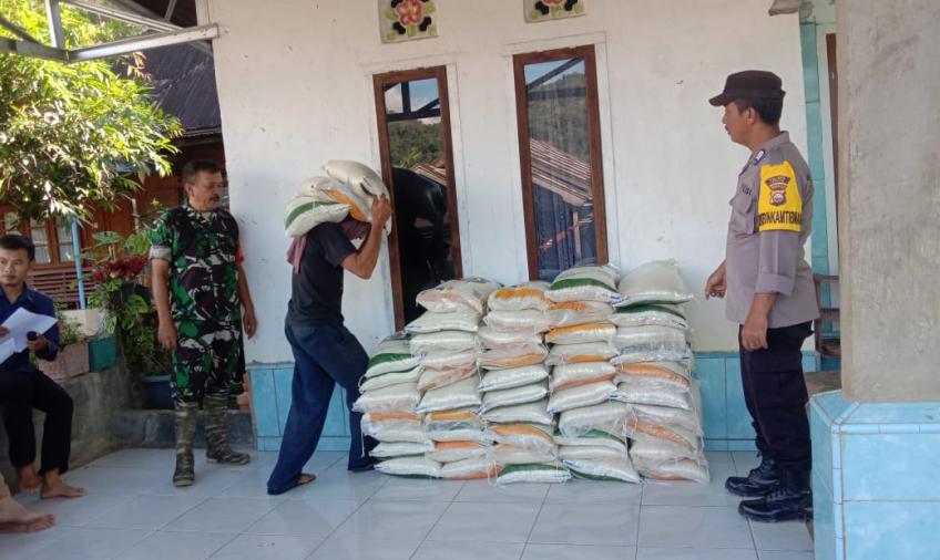 Polsek Lebong Selatan Kawal Pendistribusian Cadangan Beras ke KPM di 2 Kecamatan