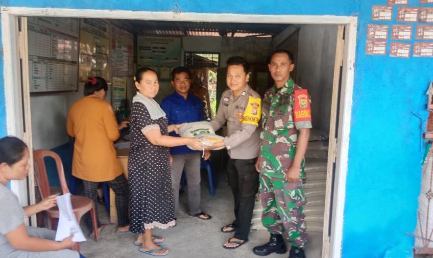 Bhabinkamtibmas Hadiri Penyaluran Distribusi Cadangan Beras Pemerintah untuk Bantuan Pangan