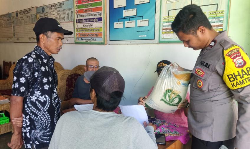 Bhabinkamtibmas Polsek Rimbo Pengadang Hadiri Penyaluran Distribusi Cadangan Beras Pemerintah untuk Bantuan Pangan