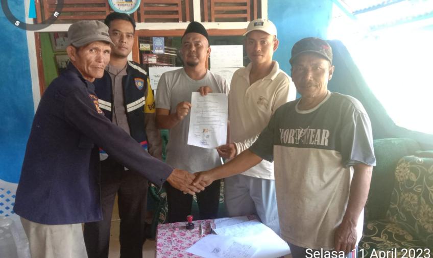 Bhabinkamtimbas Polsek Lebong Selatan Mediasi Dua Warga yang Bertikai