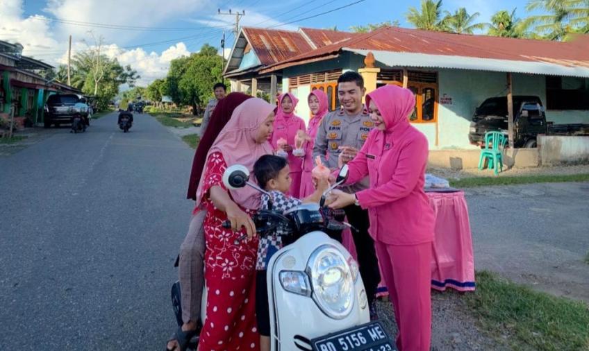 Jelang Berbuka Puasa, Polsek Kedurang Bagi-bagi Takjil dan Sembako Kepada Warga dan Pengendara 