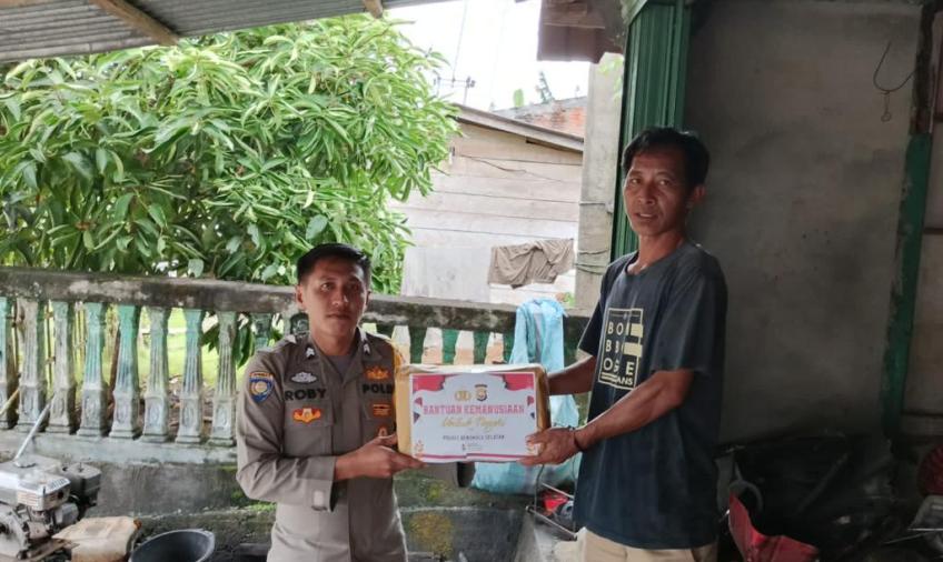 Polsek Pino Kembali Salurkan 25 Paket Sembako Kepada Warga Kecamatan Ulu Manna dan Kecamatan Pino 