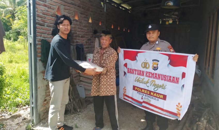 Warga Merpas Terima Bansos dari Polsek Nasal