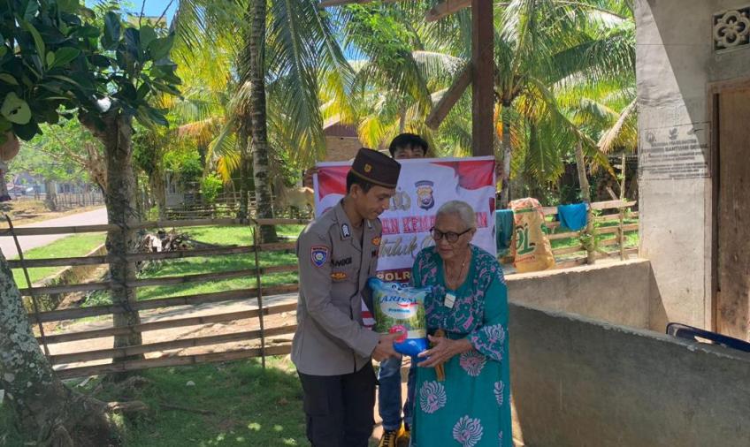 Lansia 78 Tahun Terima Bansos dari Polsek Kaur Utara