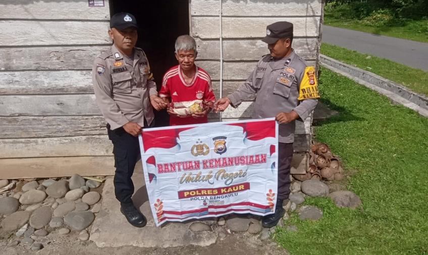 Warga Desa Tuguk Terima Bansos dari Polsek Kaur Tengah