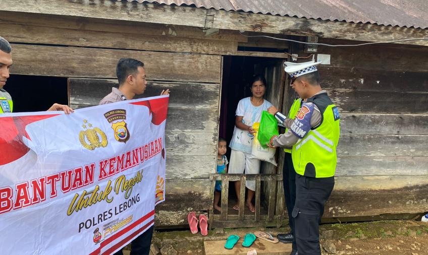 Satlantas Polres Lebong Salurkan Bansos ke Warga di Lebong Atas