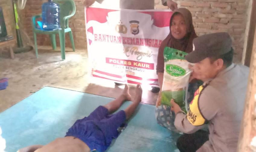 Polsek Maje Kembali Salurkan Bansos untuk Warga Kurang Mampu